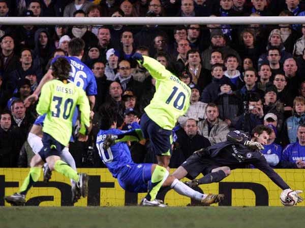 In der Spielzeit 2006/2007 kommt es bereits in der Gruppenphase zum Giganten-Duell. Chelsea gewinnt an der Stamford-Bridge mit 1:0, auswärts erreichen die Blues ein 2:2. Hier scheitert Ronaldinho an Chelsea-Keeper Cech.