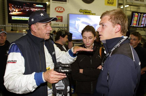 Hans-Joachim Stuck war in seiner Karriere in der Formel 1 und in der DTM am Start. 2011 feierte er seinen Abschied aus der Rennszene beim 24 Stunden-Rennen auf dem Nürburgring - mit seinen Söhnen Ferdinand und Johannes (hier im Bild) im Cockpit.