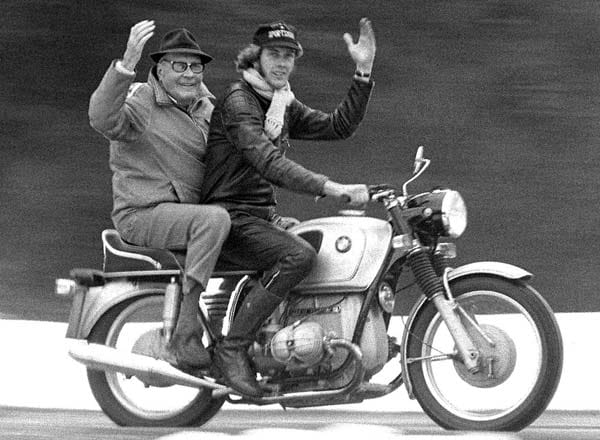 Nicht nur auf vier, auch auf zwei Rädern souverän unterwegs. Der einstige "Bergkönig" Hans Stuck und sein Sohn Hans-Joachim grüßen 1973 von einem Motorrad.