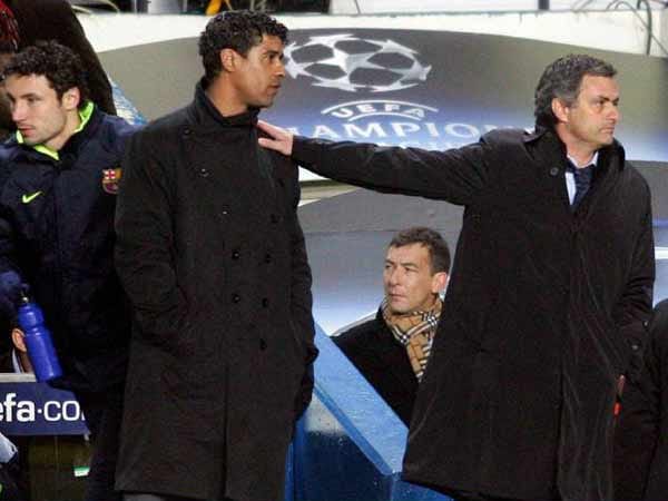Abseits des Spielfeldes kommt es damals zum Duell der Trainer-Größen. Frank Rijkaard (li.) sitzt auf Barcelonas Bank, während Jose Mourinho den FC Chelsea coacht.