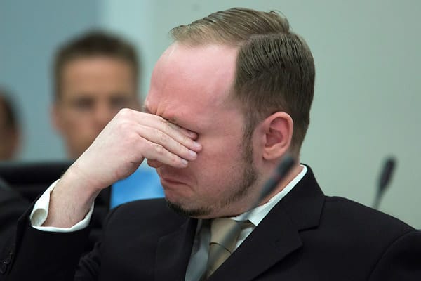 Dass Breivik keine Reue für seine Taten empfindet, wird schon zum Prozessauftakt deutlich. Nur einmal zeigt er eine Gefühlsregung - über sich selbst: Als sein "Tempelritter"-Video gezeigt wird, vergießt der Mörder ein paar Tränen.