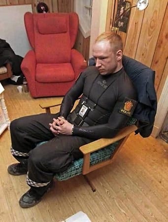 Breivik kurz nach seiner Festnahme noch auf Utoya.