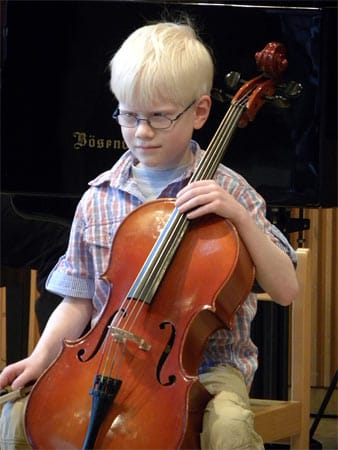 Auch Felix hat sich Schritt für Schritt mehr Selbstständigkeit erobert - hier beim Musizieren mit seinem Cello.
