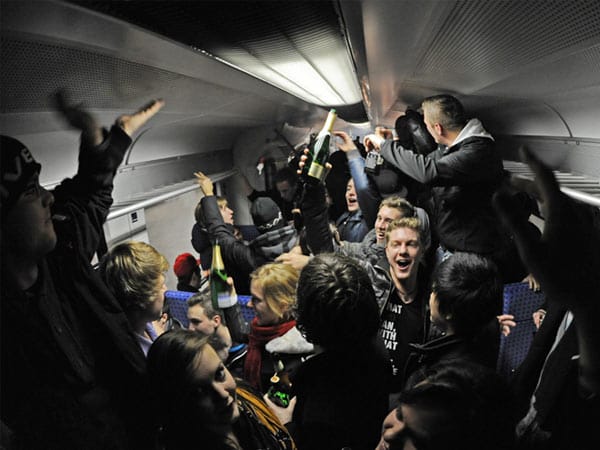 Menschen "feiern" in den Münchner S-Bahnen, bevor das neue Alkoholverbot im Dezember 2011 in Kraft trat.