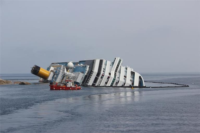Das größte jemals auf ein Riff gelaufene Schiff, zum Greifen nah: Für die Touristen in der Südtoskana ist die havarierte "Costa Concordia" zum Top-Ausflugsziel geworden.