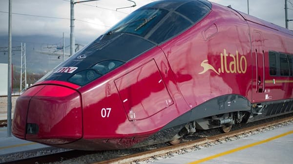 Ganz in rot: Der neue Schnellzug "Italo"