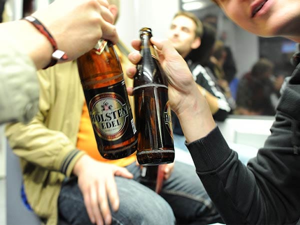 Zwei Jugendliche stoßen Ende September in Hamburg in einer S-Bahn mit Bier an.