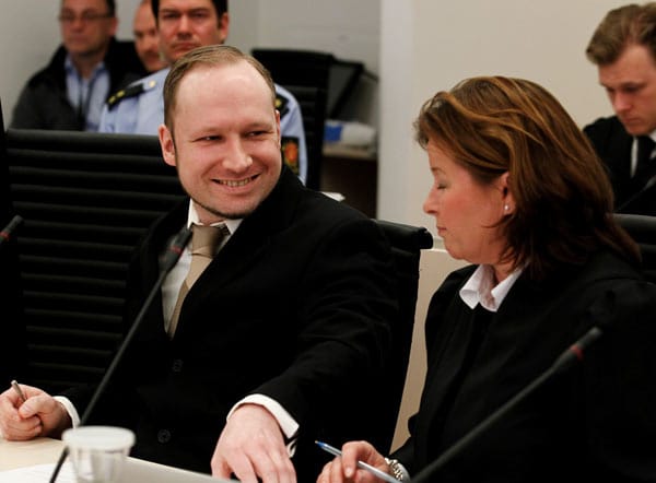 Tatsächlich prahlt Breivik in seiner vorbereiten Erklärung mit seinen Bluttaten. Er habe aus Notwehr gehandelt und würde es wieder tun.