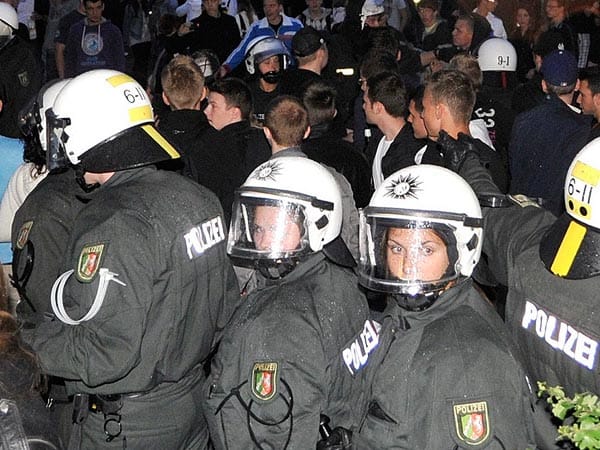 Großeinsatz der Polizei in Wuppertal während eine Straßenparty mit rund 800 Teilnehmern.