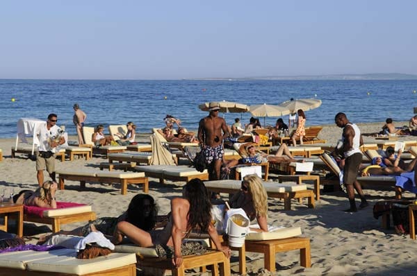 Der Hausstrand Platja d'en Bossa der nahen Hauptstadt Eivissa. Hier findet sich feiner Sand und lässige Strandcafés mit gemütlichen Lounge-Möbeln.