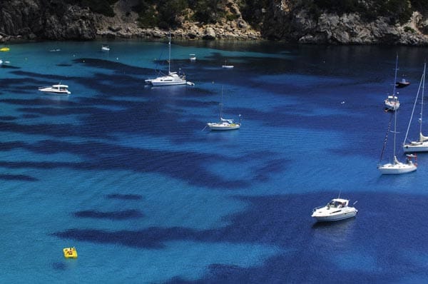 Nirgends ist das Wasser blauer als an der Cala de San Vincent. Bestens geeignet ist der Strand auch für kleine Tretboottouren.