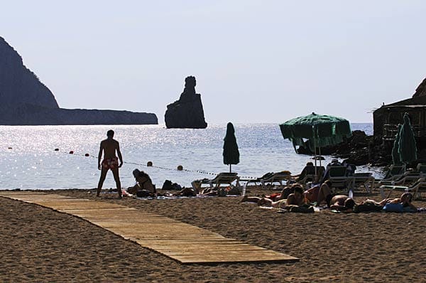 Der enorm breite Strand Cala de Benirras liegt im Nordwesten der Insel, etwas abseits der Hauptrouten.