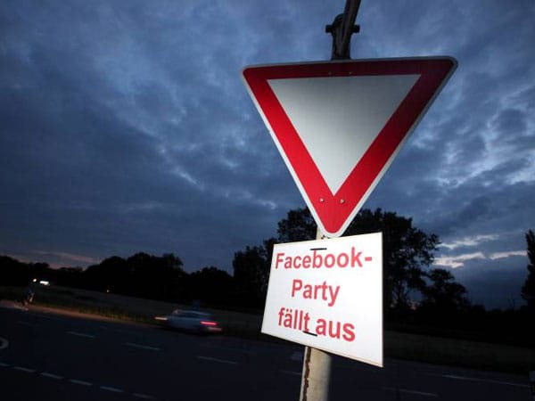 Facebook-Party in Marl abgesagt. Stadt und Ordnungsamt haben die Party verboten und Schilder an der Marlerstraße aufgehangen.