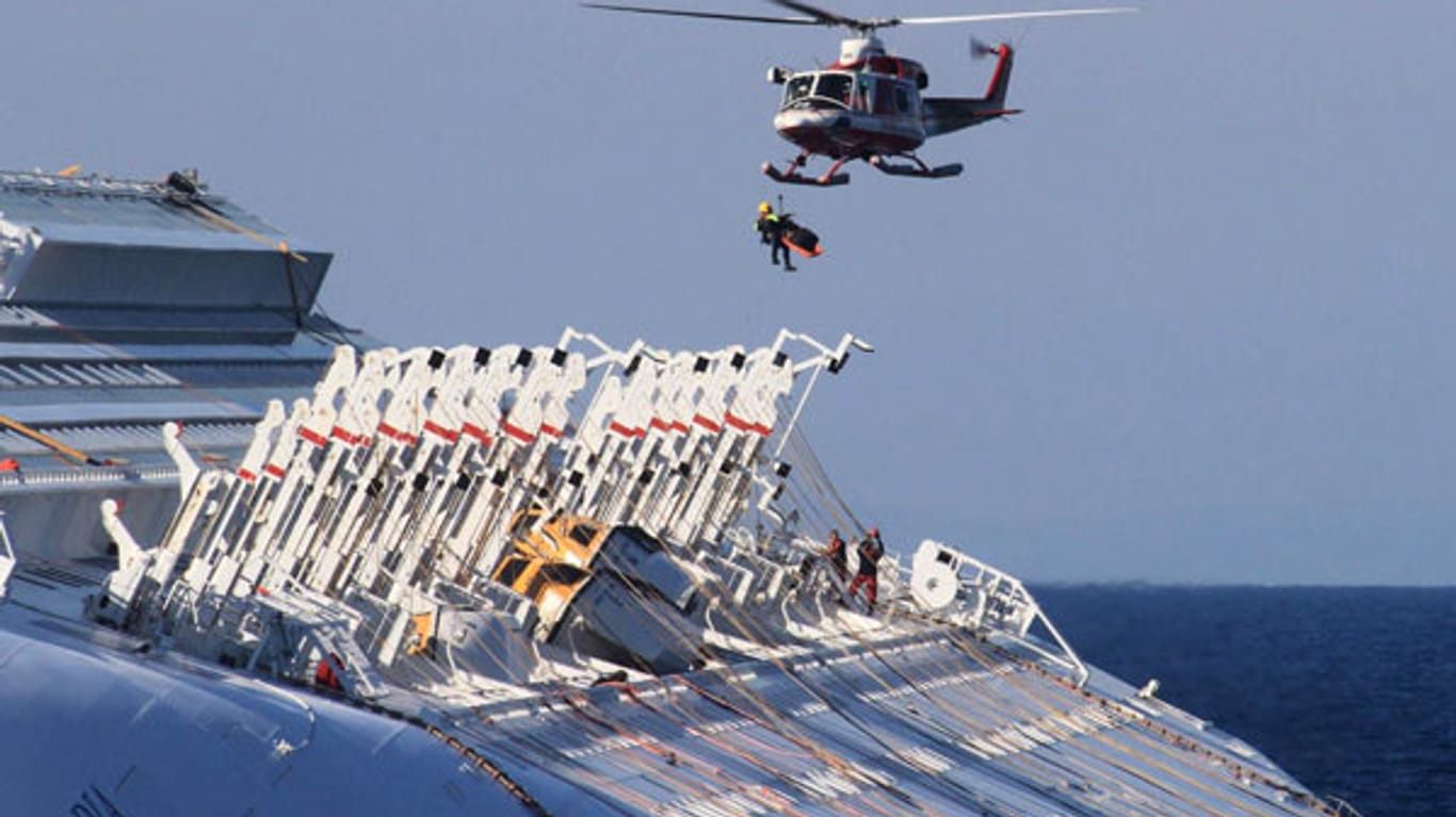 "Costa Concordia": Rettungsteams bringen mit dem Hubschrauber Opfer des Schiffsunglücks auf die Insel Giglio