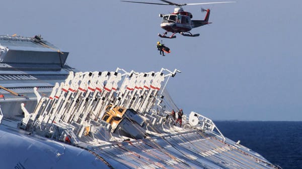 "Costa Concordia": Rettungsteams bringen mit dem Hubschrauber Opfer des Schiffsunglücks auf die Insel Giglio "Costa Concordia": Rettungsteams bringen mit dem Hubschrauber Opfer des Schiffsunglücks auf die Insel Giglio