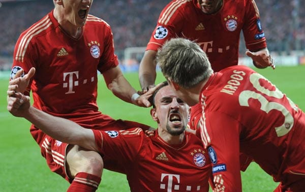 Franck Ribery (M.) bejubelt sein frühes Tor zur Führung für den FC Bayern.