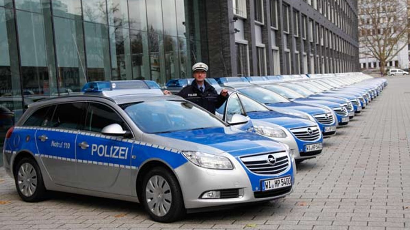 Polizeiauto von Opel - Hessen ist zufrieden.