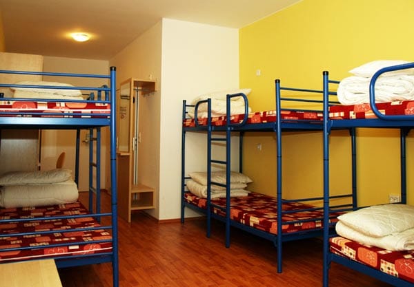 Billig schlafen heißt auf Privatsphäre verzichten - hier der Blick in 6er-Zimmer von A&O-Hostels.