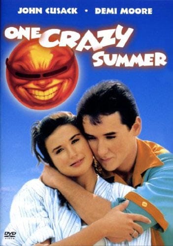 "One Crazy Summer" (dt. "Ein ganz verrückter Sommer", 1986) ist ein Film mit dem für die 80er Jahre typischen albernen Klamauk. Das ist noch nicht einmal unsympathisch. Das Plakat mit den furchtbar weichgezeichneten Stars und der blöd grinsenden und völlig unpassenden Sonne ist dagegen grausam.