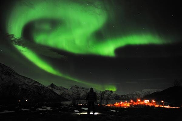 Im Gegenteil - Sonnenstürme haben auch eine schöne Nebenwirkung: Nordlichter, hier über dem nordnorwegischen Tromsoe.