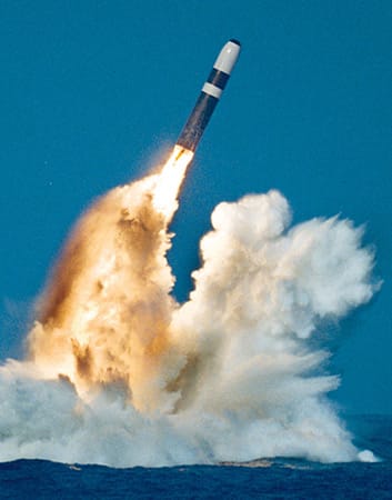 Die USA verfügten als erstes Land über Atomwaffen. Trotz Abrüstung gibt es dort immer noch unter anderem 5000 Sprengköpfe für Raketen mit großer Reichweite. Das Bild zeigt eine Trident II oder auch D5 genannte Langstreckenrakete, die von einem U-Boot der Ohio-Klasse abgefeuert wird.