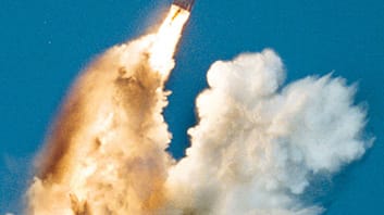 Die USA verfügten als erstes Land über Atomwaffen. Trotz Abrüstung gibt es dort immer noch unter anderem 5000 Sprengköpfe für Raketen mit großer Reichweite. Das Bild zeigt eine Trident II oder auch D5 genannte Langstreckenrakete, die von einem U-Boot der Ohio-Klasse abgefeuert wird.