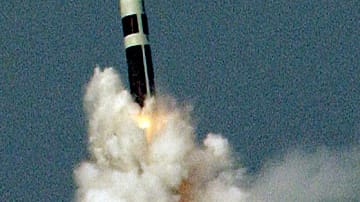 Auch Großbritannien ist Atommacht und besitzt 200 Sprengköpfe für strategische Waffen. Die Royal Navy hat die Interkontinentalrakete Trident II auf ihren U-Booten der Vanguard-Klasse stationiert. Die D5 hat eine Reichweite von maximal 12.000 Kilometer.