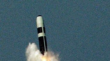 Auch Großbritannien ist Atommacht und besitzt 200 Sprengköpfe für strategische Waffen. Die Royal Navy hat die Interkontinentalrakete Trident II auf ihren U-Booten der Vanguard-Klasse stationiert. Die D5 hat eine Reichweite von maximal 12.000 Kilometer.