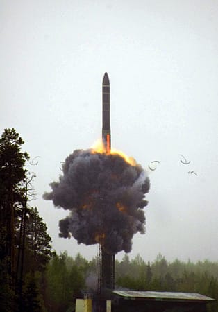 Russland hat die meisten Atomwaffen, darunter 5000 Sprengköpfe für strategische Waffen. Das Bild zeigt eine moderne Interkontinentalrakete RS-24, genannt "Jars". Sie hat eine Reichweite von rund 12.000 Kilometer.
