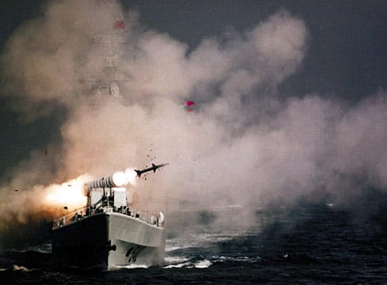 China wurde 1964 Atommacht - als erstes Land in Fernost. Dort werden 250 Sprengköpfe für strategische und 150 für taktische Geschosse vermutet. Das Bild zeigt den Abschuss einer Rakete bei einem Test vor der Küste Taiwans.