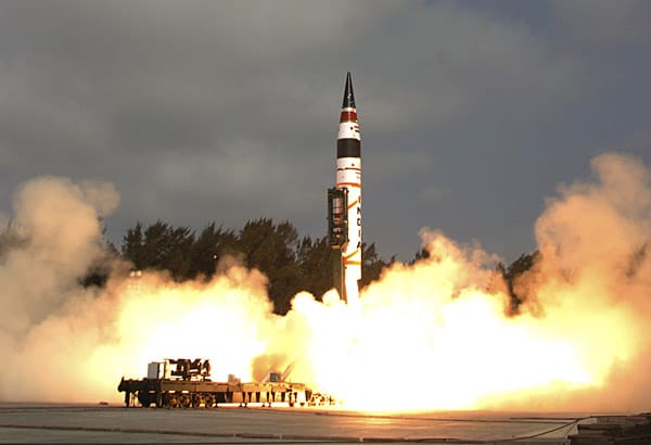 Die Nuklearbewaffnung Indiens wird auf 45 bis 95 Sprengköpfe geschätzt. Den ersten Atomwaffentest gab es dort 1974. Das Bild zeigt die Agni-V-Rakete mit einer Reichweite von rund 5000 Kilometern - nach indischen Angaben sogar bis zu 6400 Kilometern.