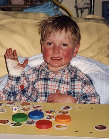 Als Jens fünf Jahre alt ist, wird er für das überlebensnotwendige Spenderherz gelistet. Zu dieser Zeit ist der Junge schon schwer gezeichnet durch zahlreiche Infektionen und die Folgen seiner Behandlung.