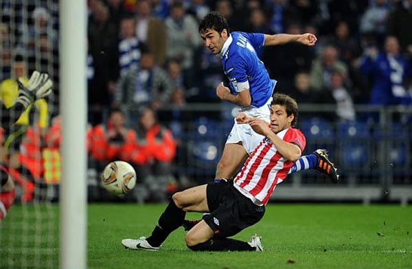 Anfang April 2012 endet die Europapokal-Karriere von Raul, ausgerechnet gegen den spanischen Verein Athletic Bilbao. Raul trifft noch einmal und kann nun auf 77 Tore in 160 europäischen Einsätzen verweisen, kann das Ausscheiden aber nicht verhindern. Anfang April 2012 endet die Europapokal-Karriere von Raul, ausgerechnet gegen den spanischen Verein Athletic Bilbao. Raul trifft noch einmal und kann nun auf 77 Tore in 160 europäischen Einsätzen verweisen, kann das Ausscheiden aber nicht verhindern.