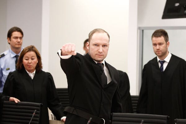 Von April bis August 2012 steht Breivik vor Gericht. Mehrere Tage hintereinander zeigt der Rechtsextremist zu Prozessbeginn einen Gruß mit ausgestrecktem rechtem Arm und geballter Faust. Die Art seines Auftritts sorgt bei vielen Beobachtern für Empörung. Am 24. August 2012 fällt das Urteil: 21 Jahre Haft mit anschließender Sicherungsverwahrung.