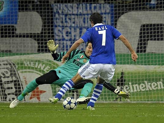 Das Rückspiel eine Woche später ist nur noch Formsache. Beim 2:1-Heimerfolg über Inter erzielt Raul in der 45. Minute den Führungstreffer für die Knappen. Das Rückspiel eine Woche später ist nur noch Formsache. Beim 2:1-Heimerfolg über Inter erzielt Raul in der 45. Minute den Führungstreffer für die Knappen.