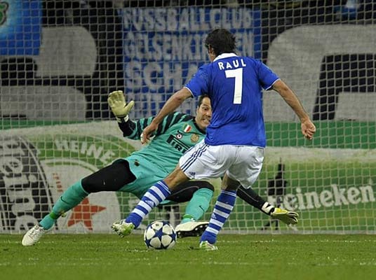 Das Rückspiel eine Woche später ist nur noch Formsache. Beim 2:1-Heimerfolg über Inter erzielt Raul in der 45. Minute den Führungstreffer für die Knappen.