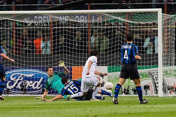 In der Bundesliga verläuft die erste Saison für Raul mit Schalke nicht so toll, in der Champions League rockt der Torjäger dafür mit seinem Team. Highlight ist der 5:2-Auswärtserfolg bei Titelverteidiger Inter Mailand am fünften April 2011. Raul trägt seinen Teil dazu bei und netzt in der 47. Minute zum zwischenzeitlichen 3:2 für seine Elf ein.