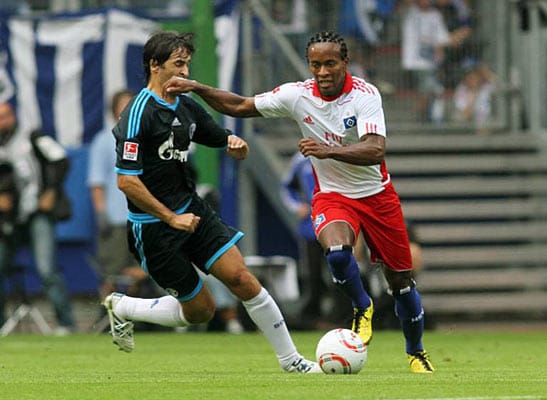 Am 21. August 2010 gibt Raul sein Bundesliga-Debüt für den FC Schalke 04. Doch der Senor, hier im Zweikampf mit Ze Roberto, kann die 1:2-Niederlage beim HSV nicht verhindern. Bei der Auswärtspleite bleibt Raul blass.