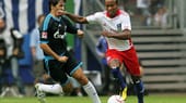 Am 21. August 2010 gibt Raul sein Bundesliga-Debüt für den FC Schalke 04. Doch der Senor, hier im Zweikampf mit Ze Roberto, kann die 1:2-Niederlage beim HSV nicht verhindern. Bei der Auswärtspleite bleibt Raul blass.