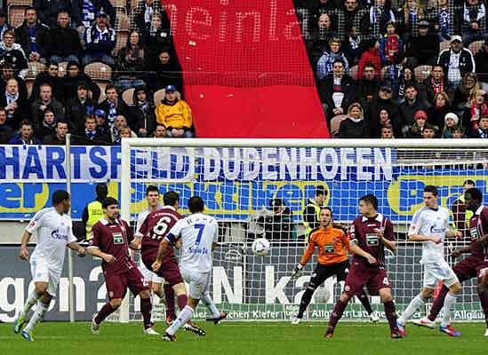 Ohnehin ist seine letzte Bundesliga-Saison geprägt von Traumtoren. Gegen den 1. FC Kaiserslautern gelingt Raul beim 4:1-Auswärtserfolg seiner Elf das Tor des Monats März 2012. Der Spanier trifft mit einem herrlichen Schuss aus 20 Metern in den rechten Winkel. Ohnehin ist seine letzte Bundesliga-Saison geprägt von Traumtoren. Gegen den 1. FC Kaiserslautern gelingt Raul beim 4:1-Auswärtserfolg seiner Elf das Tor des Monats März 2012. Der Spanier trifft mit einem herrlichen Schuss aus 20 Metern in den rechten Winkel.