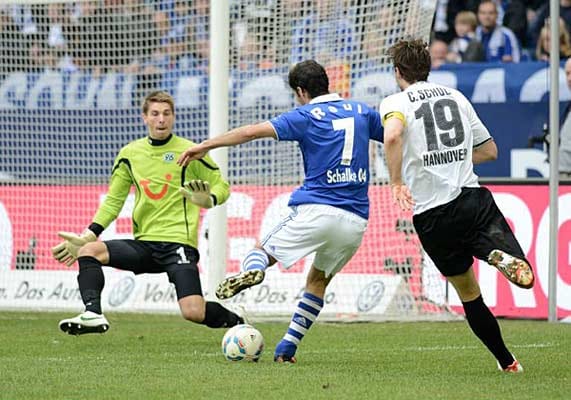 Ähnlich schön ist Rauls Tor nur wenige Wochen später gegen Hannover 96. Frei vor Keeper Zieler zieht der Spanier den Ball mit der linken Seite rechts am Hannoveraner Torhüter vorbei und schiebt den Ball anschließend ins leere Tor. Zum Zungeschnalzen!