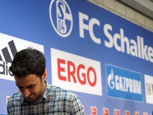 Am 19. April 2012 ist es soweit: Raul gibt auf einer Pressekonferenz seinen Abschied aus Schalke bekannt. Er werde Europa verlassen, sagt der spanische Superstar sichtlich gerührt.