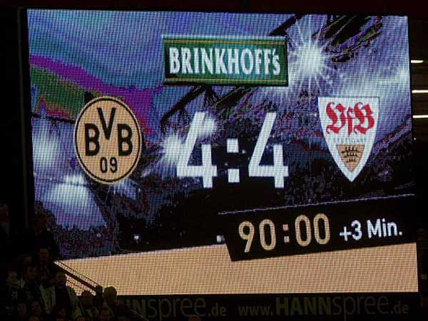 Am 28. Spieltag erleben die Fans im früheren Westfalenstadion Bundesliga-Geschichte: Sie sehen eine irre Partie mit acht Toren, sechs davon fallen erst in den letzten zwanzig Minuten.
