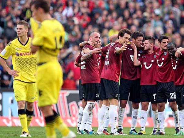 Am 6. Spieltag verdaddelt der BVB zudem eine späte 1:0-Führung in Hannover und kassiert in den letzten drei Minuten noch zwei Treffer von 96. Der Meister rutscht auf Rang elf und denkt bei acht Punkten Rückstand auf Spitzenreiter FC Bayern bestimmt nicht an die Titelverteidigung.