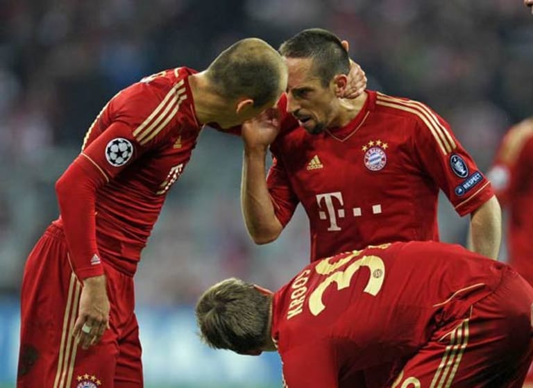 Im Champions-League-Halbfinale zwischen dem FC Bayern und Real Madrid kommt es in der Halbzeit zu Handgreiflichkeiten zwischen Franck Ribéry (re.) und Arjen Robben. Auslöser des Streits ist ein Freistoß, den der Niederländer kurz vor der Pause in die Mauer ballert. Ribéry muss sich am nächsten Tag entschuldigen und eine Strafe zahlen.