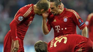 Im Champions-League-Halbfinale zwischen dem FC Bayern und Real Madrid kommt es in der Halbzeit zu Handgreiflichkeiten zwischen Franck Ribéry (re.) und Arjen Robben. Auslöser des Streits ist ein Freistoß, den der Niederländer kurz vor der Pause in die Mauer ballert. Ribéry muss sich am nächsten Tag entschuldigen und eine Strafe zahlen.