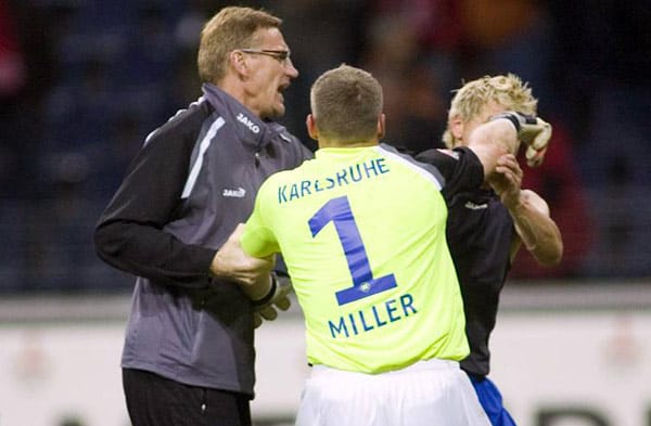 Zur Sache geht es in der Saison 2007/2008 auch zwischen KSC-Torhüter Markus Miller und seinem Abwehrspieler Bradley Carnell. Dabei gibt es eigentlich Grund zum Feiern, schließlich gewinnen die Badener bei Eintracht Frankfurt mit 1:0.
