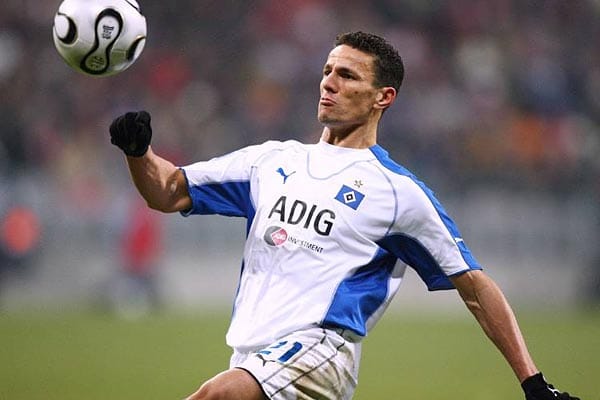 Khalid Boulahrouz ist für den HSV ein echtes Schnäppchen. 2004 lotst ihn der damalige Sportchef Dietmar Beiersdorfer für 1,5 Millionen Euro aus Waalwijk nach Hamburg, um ihn zwei Jahre später für elf Millionen Euro zum FC Chelsea zu verkaufen.