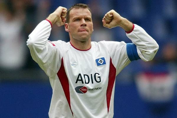Den Anfang der niederländischen Legionäre beim HSV macht Abwehrmann Nico-Jan Hoogma. Im Sommer 1998 wechselt er von Twente Enschede an die Elbe, wird schnell Stammspieler und Publikumsliebling. 2001 übernimmt Hoogma sogar das Kapitänsamt.