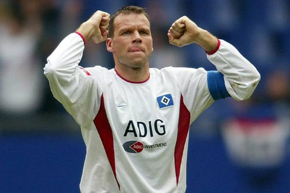 Den Anfang der niederländischen Legionäre beim HSV macht Abwehrmann Nico-Jan Hoogma. Im Sommer 1998 wechselt er von Twente Enschede an die Elbe, wird schnell Stammspieler und Publikumsliebling. 2001 übernimmt Hoogma sogar das Kapitänsamt.